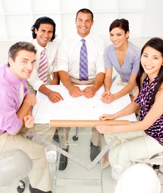 Foto grupo internacional de arquitectos sonriendo a la cámara