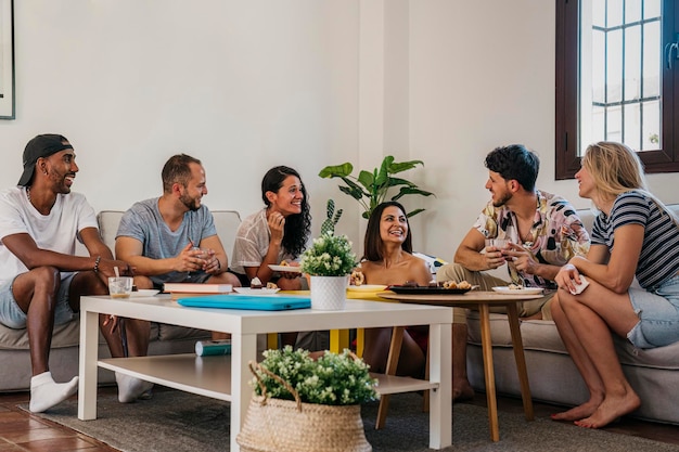 Grupo interracial de amigos celebran una merienda