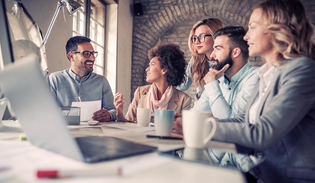 Grupo joven de arquitectos que discuten el plan empresarial