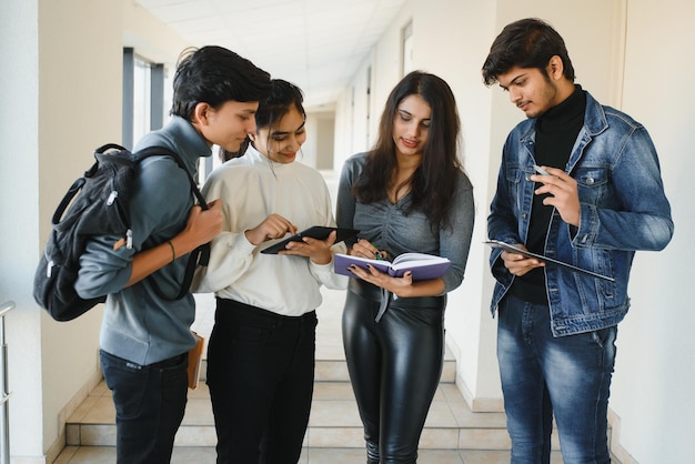 Grupo joven asiático indio alegre de estudiantes universitarios