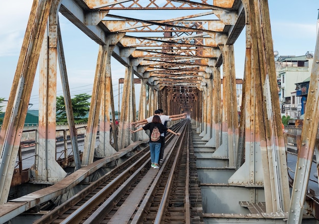 Grupo joven disfruta corriendo en vía férrea