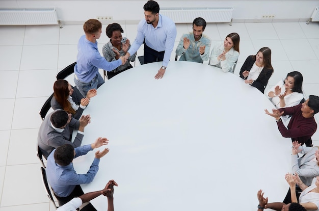 Foto grupo joven de empresarios en reunión de equipo