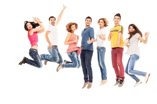 Foto grupo joven de personas sonrientes casuales saltando