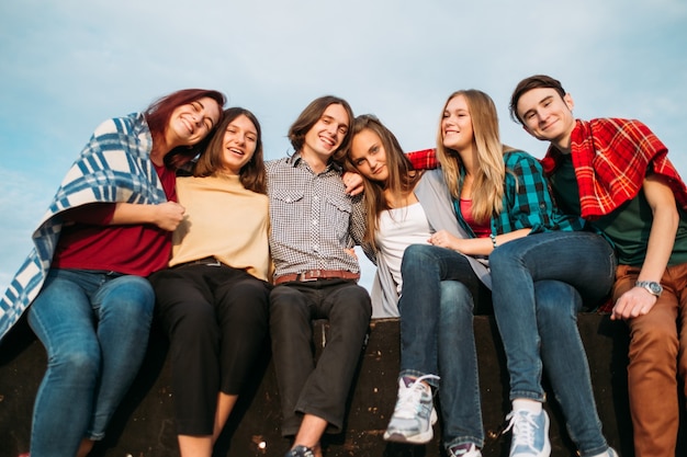 Grupo de jóvenes adolescentes. Diversidad amistad comunicación unidad libertad alegría concepto