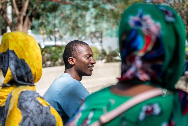 Grupo de jóvenes africanos negros juntos