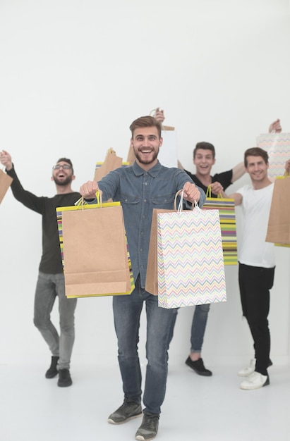 Grupo de jóvenes alegres con bolsas de compras foto con espacio de texto