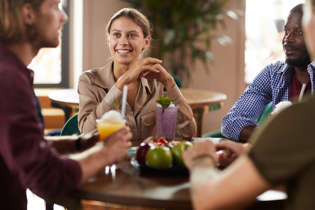 Grupo de jóvenes en el almuerzo