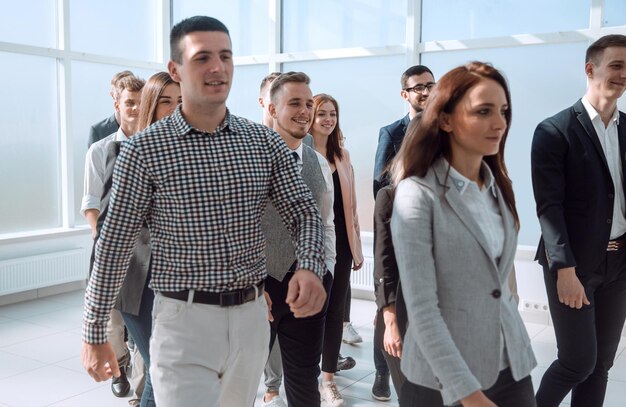 Foto grupo de jóvenes ambiciosos ingresan a una nueva oficina