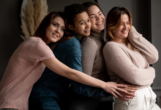 Grupo de jóvenes amigas salir en casa. amistad, belleza, cuerpo positivo y concepto de personas. foto de alta calidad