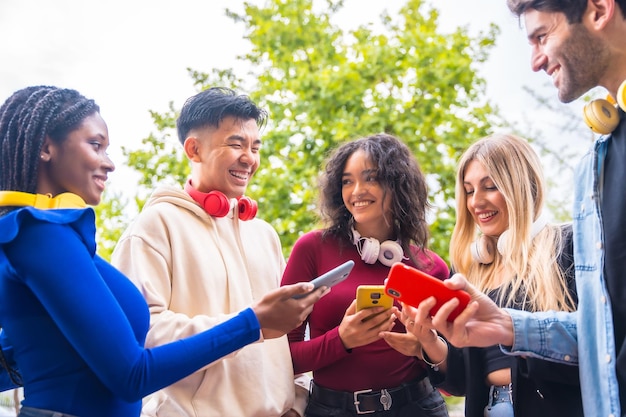 Foto un grupo de jóvenes amigos adolescentes multiétnicos que usan teléfonos celulares en el campus de la ciudad concepto de comunidad milenaria adicta a la tecnología generación de comunicación de redes sociales z