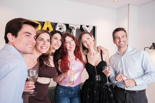 Un grupo de jóvenes amigos brindando en una celebración juntos y felices.