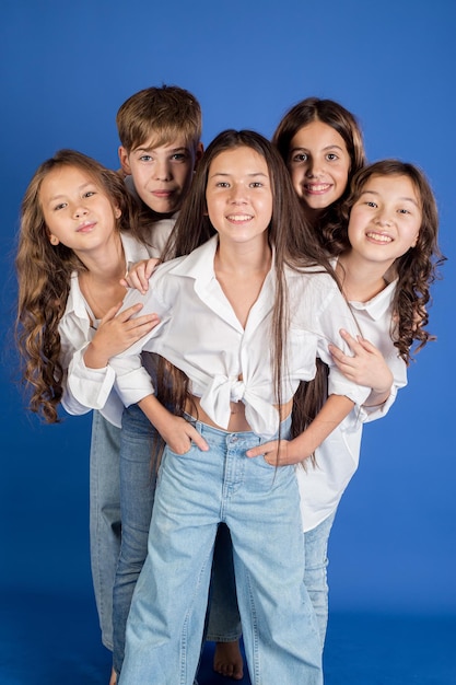 Foto grupo de jóvenes amigos de la escuela feliz