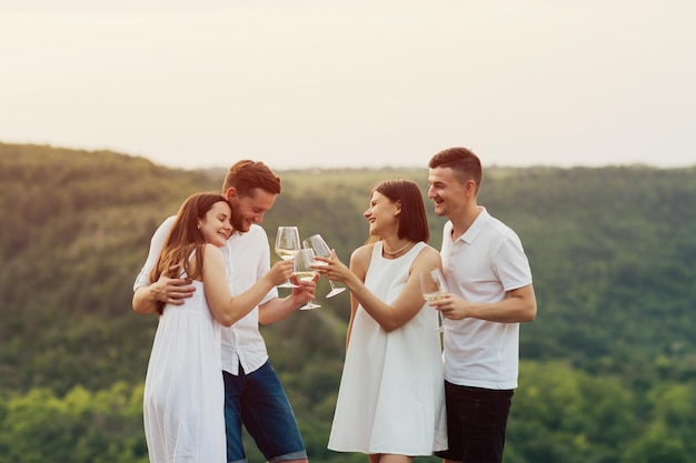 Un grupo de jóvenes amigos haciendo un picnic