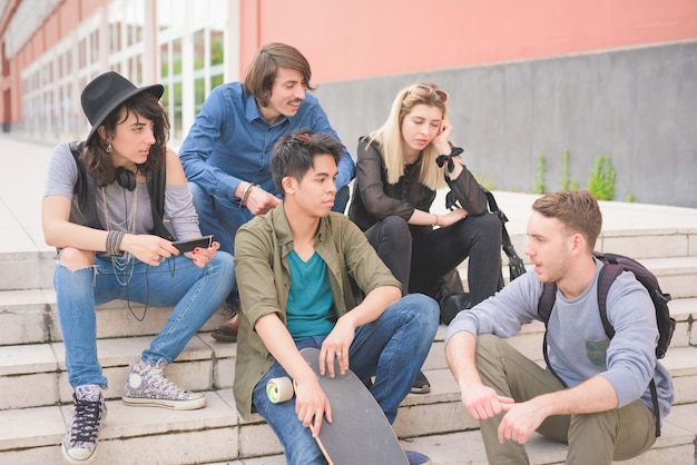 Foto grupo de jóvenes amigos multiétnicas divirtiéndose