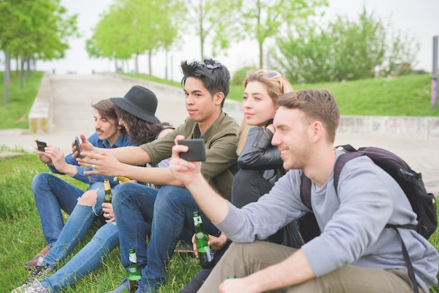 Grupo de jóvenes amigos multiétnicas divirtiéndose