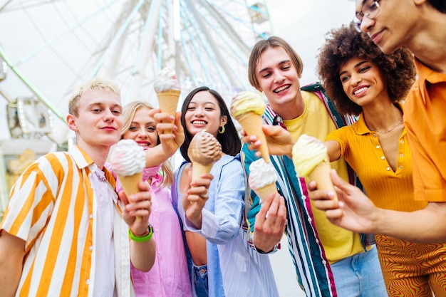 Grupo de jóvenes amigos multiétnicos divirtiéndose juntos