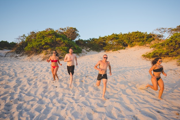 grupo de jóvenes amigos multiétnicos playa verano