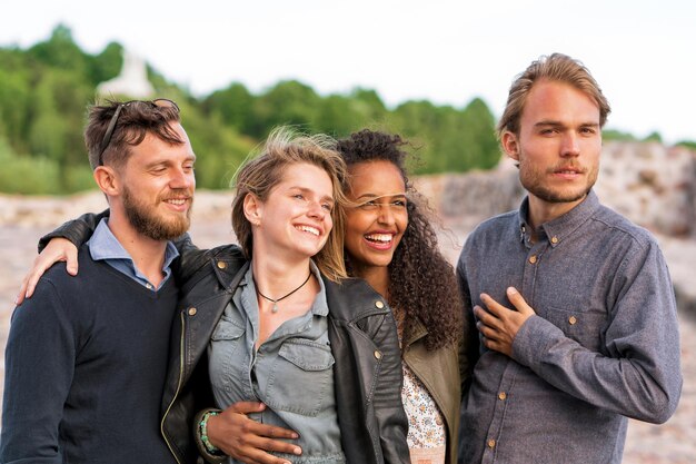 Grupo de jóvenes amigos multirraciales que se encuentran cerca unos de otros como un concepto de amistad y unión