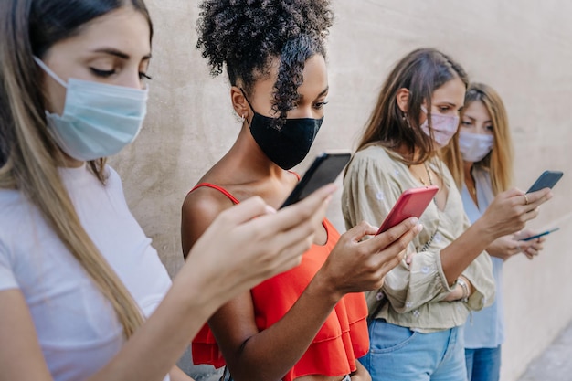 Foto grupo de jóvenes amigos que usan teléfonos inteligentes y redes sociales