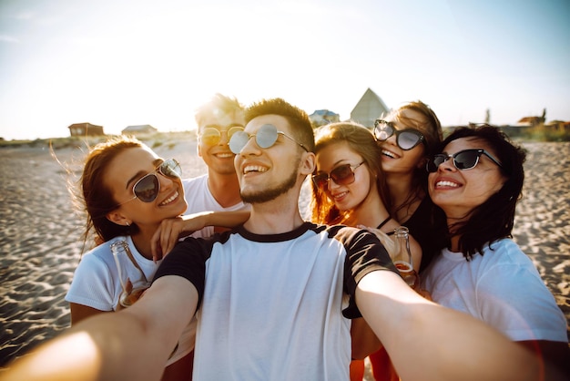 Grupo de jóvenes amigos tomando selfies y divirtiéndose en la playa Vacaciones de verano Vacaciones relajantes