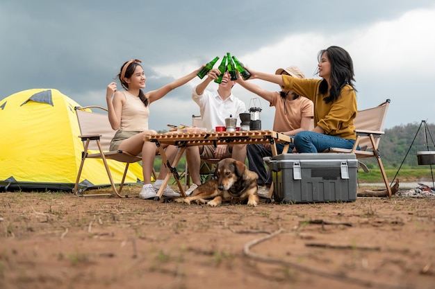 Grupo de jóvenes asiáticos disfrutan acampando en un camping natural