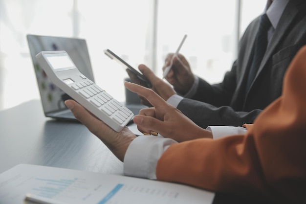 Grupo de jóvenes asiáticos equipo de negocios creativos empresarios compañeros de trabajo en la oficina Feliz de ser una asociación exitosa trabajo en equipo celebrando el logro y el concepto de éxito