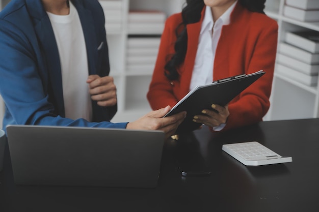 Grupo de jóvenes asiáticos equipo de negocios creativos empresarios compañeros de trabajo en la oficina Feliz de ser una asociación exitosa trabajo en equipo celebrando el logro y el concepto de éxito