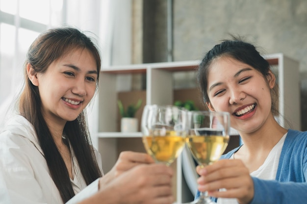 Grupo de jóvenes asiáticos tintineando copas de vino blanco fiestas de empresas emergentes fiestas de año nuevo fiestas anuales de la empresa bebidas alcohólicas fiesta de empleados de la empresa ideas de catering celebraciones