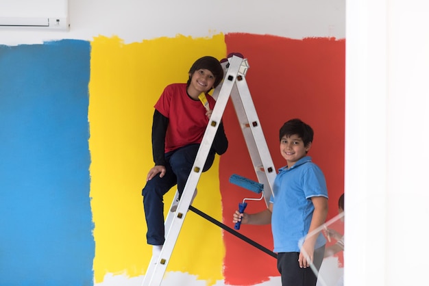 un grupo de jóvenes ayuda a pintar una pared en un nuevo hogar