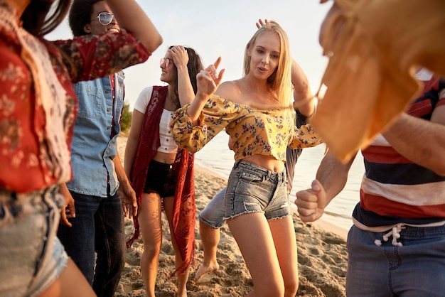 Grupo de jóvenes bailando al atardecer