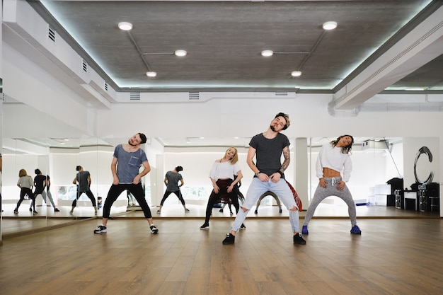 Grupo de jóvenes bailarines bailando en el estudio.