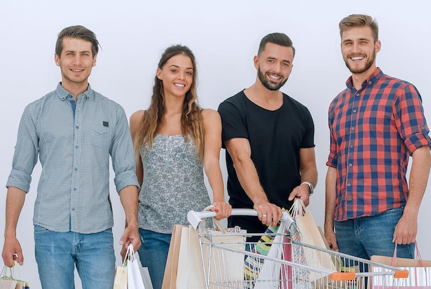 Grupo de jóvenes con bolsas de compras