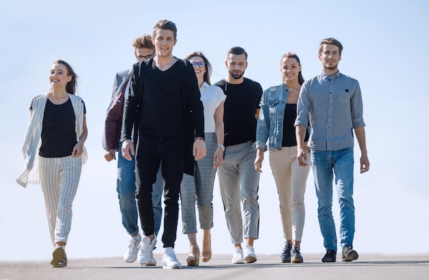 Grupo de jóvenes caminando por la calle