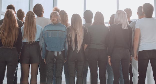 Grupo de jóvenes casuales esperando