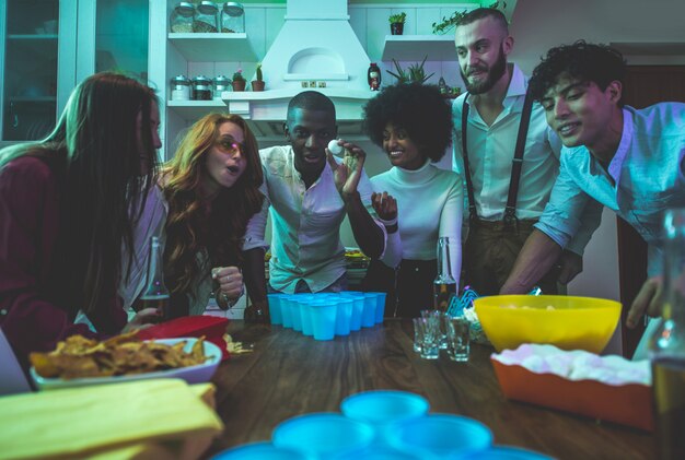 Un grupo de jóvenes celebrando y haciendo fiesta en casa