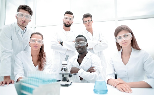 Foto grupo de jóvenes científicos exitosos posando para la cámara