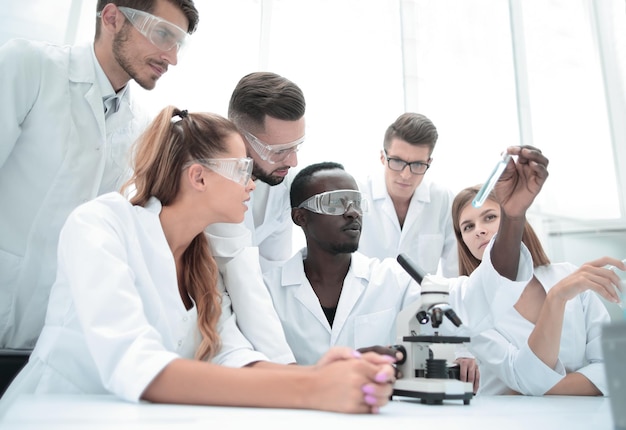 Grupo de jóvenes clínicos experimentación en laboratorio de investigación.