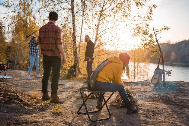 El grupo de jóvenes descansa en la naturaleza.