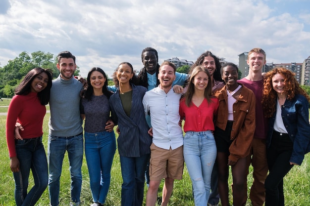 Foto grupo de jóvenes de diferentes culturas divirtiéndose en el parque