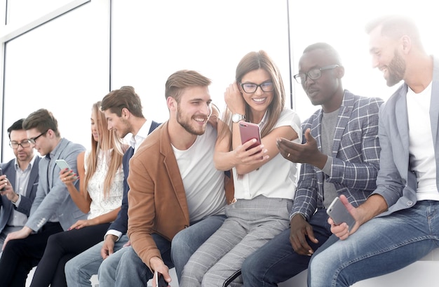 Grupo de jóvenes discutiendo nueva información