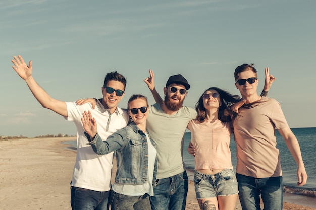 Foto grupo de jóvenes disfruta de la fiesta de verano en la playa.