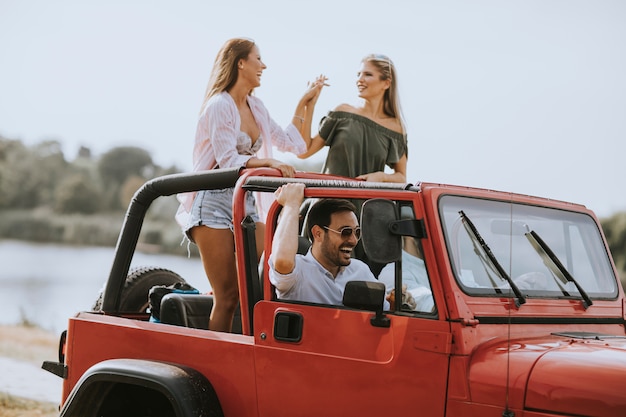 Grupo de jóvenes disfrutando de viaje por carretera