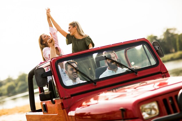 Grupo de jóvenes disfrutando de viaje por carretera