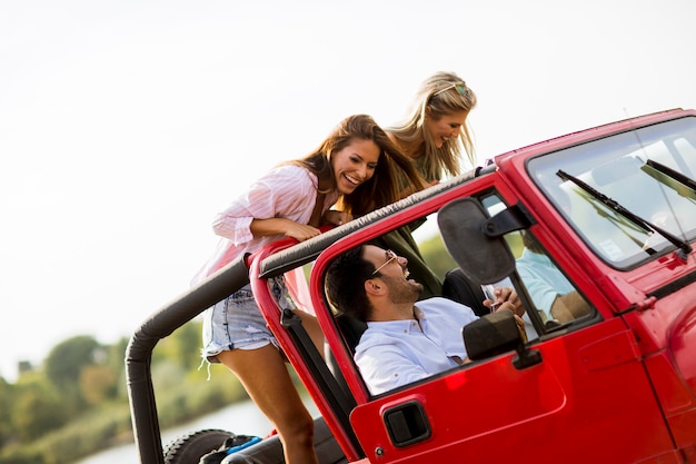 Grupo de jóvenes disfrutando de viaje por carretera