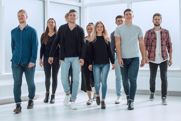 Grupo de jóvenes diversos caminando en una nueva oficina