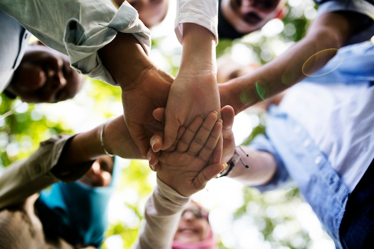 Foto grupo de jóvenes diversos con trabajo en equipo unido.