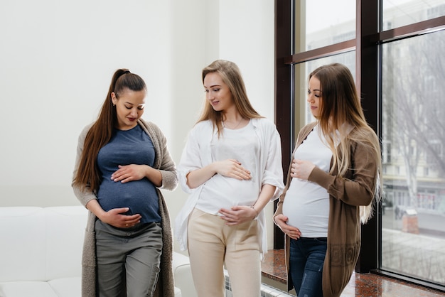 Un grupo de jóvenes embarazadas se comunican en la clase prenatal. Atención y consulta de embarazadas.