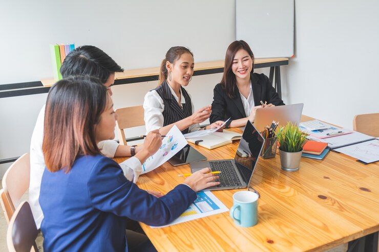 Grupo de jóvenes emprendedores que tienen una reunión