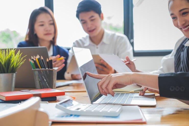 Grupo de jóvenes emprendedores que tienen una reunión