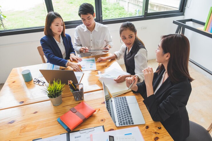 Grupo de jóvenes emprendedores que tienen una reunión